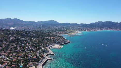 Luftdrohnenaufnahme-Der-Küste-Von-Marseille,-Prophète-Beach,-Velodrome-Stadion
